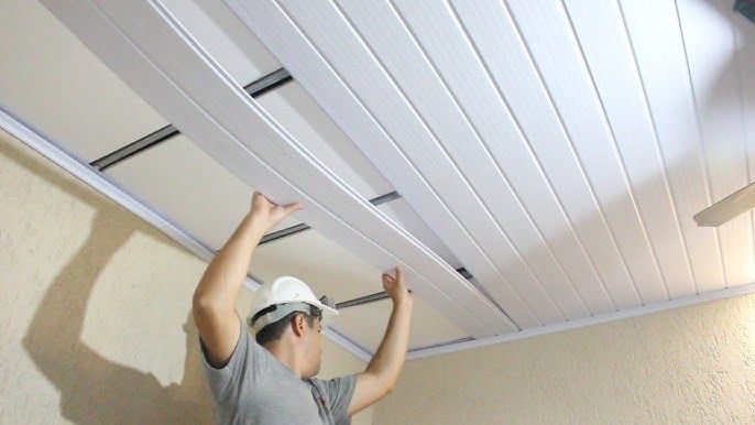 Profissional especialista instalando forro de PVC em São Paulo com ferramentas profissionais